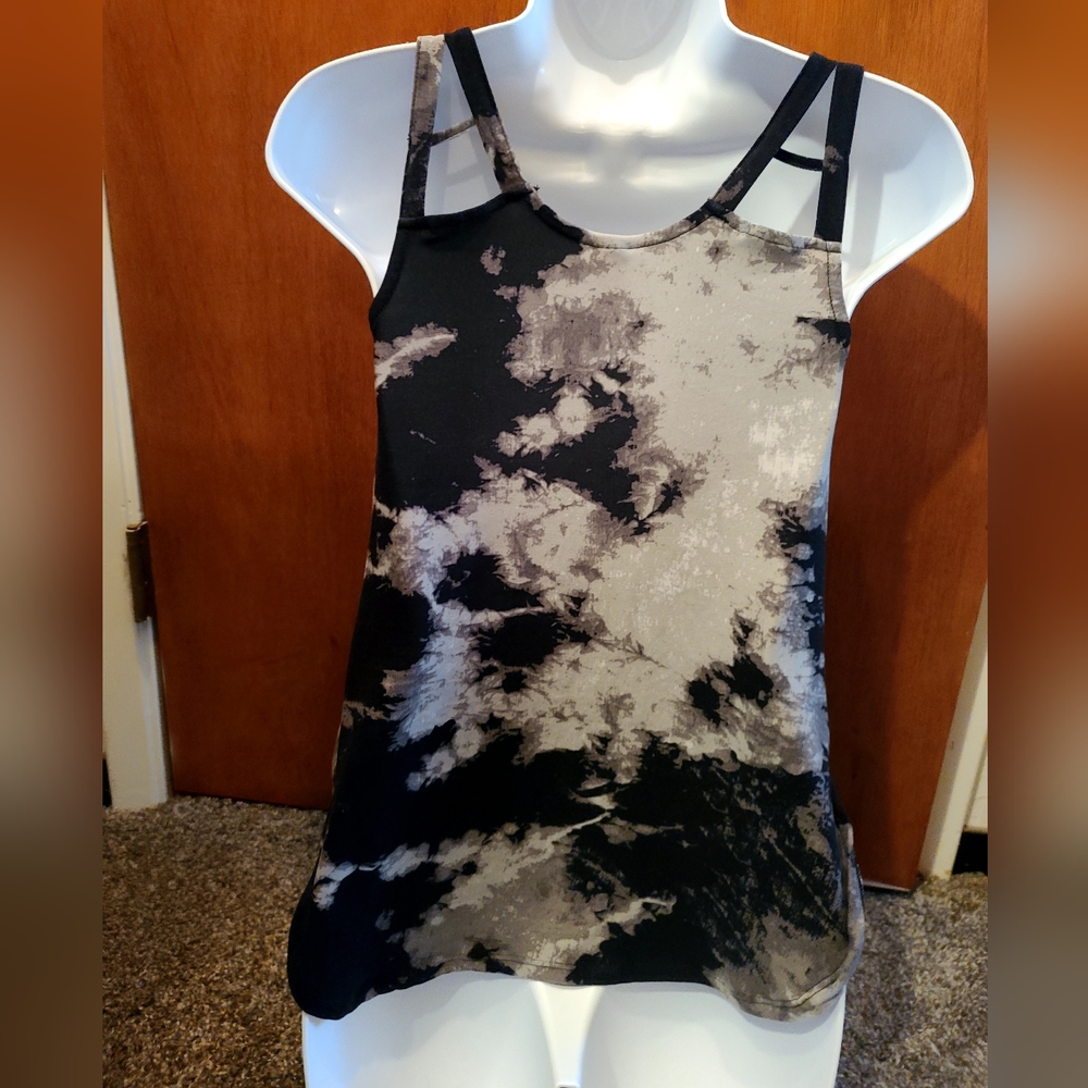 No Boundaries NWT "LOVE" tye dye blackNwhite cut out tank szXS - Picture 3 of 4
